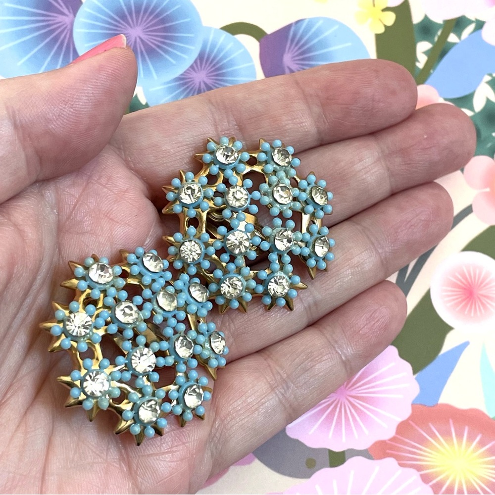 Vintage coppery goldtone blue plastic cluster clip earrings paste